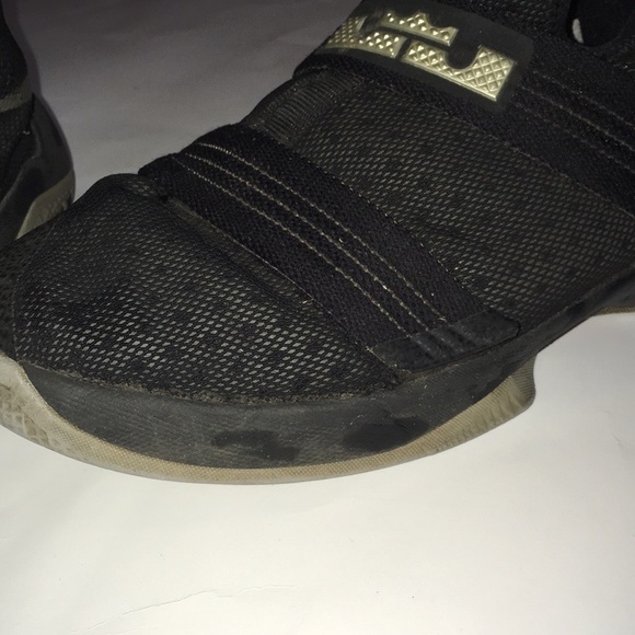 Nike Lebron James Boys Basketball Shoes - Picture 6 of 10